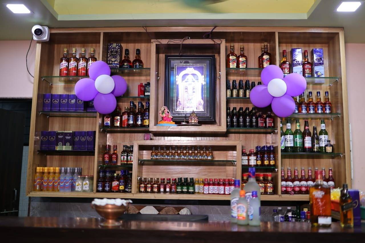 the service provided in establishments that serve food and alcoholic beverages
